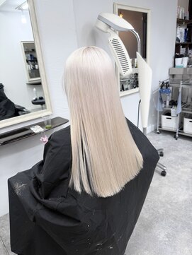 イオ(IO) ロングのホワイトカラー