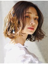 ラダ(Lada)&nbsp;ゆるふわミディアム ボブ ハイライトカラー センター分け 30代