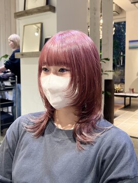 グラッド(GLAD.) ミディアムウルフカットピンクカラー顔まわりレイヤーカット