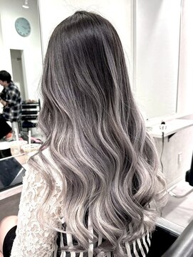 シエラ 堀江(CIERA.) くびれヘアハイライトカラーミルクティーグレージュセミロング