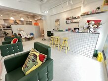 プーン(POON)の雰囲気(白を基調にビビッとな物を置き可愛く落ち着くサロンに♪)