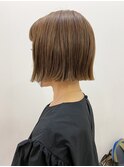 ベージュ×ぱっつんボブ