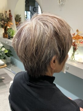 月日 カット＋グレイヘアデザインカラー（ブリーチなし）