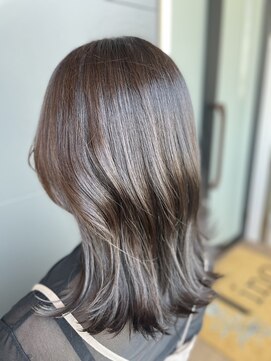 リノ(Lino) ナチュラルブラウン/艶カラー/くびれヘア