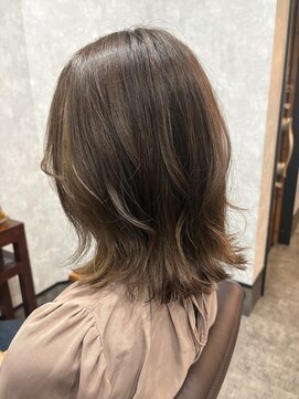 やわらかベージュ／ミディアムボブスタイル