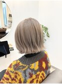 前下がりレイヤーボブ　ハイトーン　ミルクティーベージュ