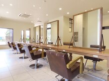 エミュ(emu)の雰囲気（自然光がたっぷり入る明るく広々とした店内☆）