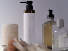 ～薬剤塗布～ 髪の芯まで優しくアプローチする丁寧な施術