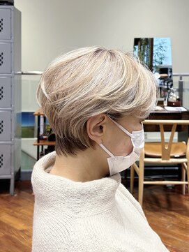 ビュートリアム 梅田(BEAUTRIUM) 白髪ぼかし/耳かけショート/丸みショート/くびれ/梅田/茶屋町