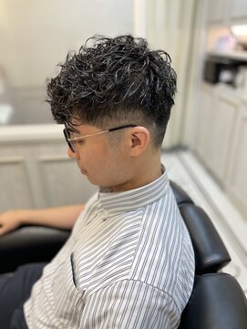 ミリオンバックス 上野(Million Bucks) スペインカールツイストスパイラルパーマツーブロック フェード