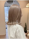 ベージュカラーくびれミディアムブリーチカラー