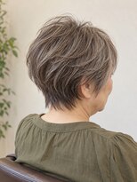 aptas 青山/表参道 白髪染め/白髪ぼかしハイライト/ボリュームアップエクステ&nbsp;表参道/青山/ふんわり毛先のグレイショート