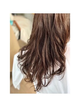 エーケーエー(hair life a.k.a) ロングのフェミニンパーマ&モカブラウンカラー
