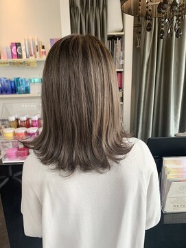 グレイス(Grace) 自由自在の外ハネバレイヤージュスタイル