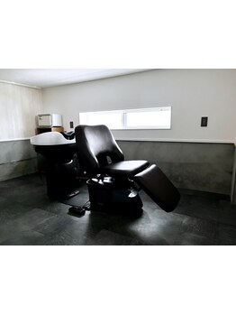 ゆったりできるシャンプー台で、頭皮のコリをほぐし身もリラックス♪癒しのスパルームで至福のひと時を…