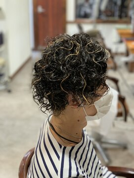 ヤソ(yaso) 強めのパーマとハイライト