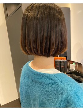 モラ 神楽坂(Mora) 大人の丸みショート、顎ラインボブ、グレーベージュカラー