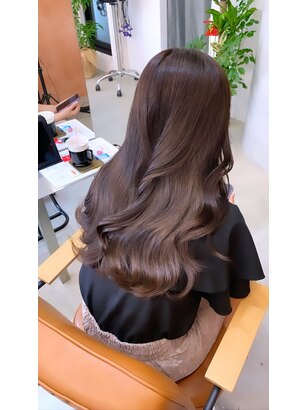 分厚いブロンドのハイライトが付いたチョコレートブラウンの髪