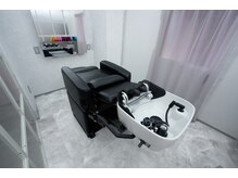 セット椅子がシャンプー台に変身！席から一歩も動かずに施術可能