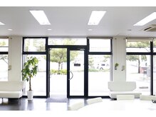 ラクシス 新都心店(Luxis)の雰囲気（一階路面店で一面窓なので外の自然な光が差し込み開放的な店内）