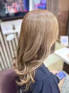 トレセッテ(tre sette) 明るめベージュ系カラー/セミロングレイヤースタイル