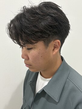 ヒュイル バイ ニアウ(Hwyl by Niau) メンズマッシュセンターパートスパイラルパーマニュアンスパーマ