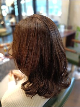 アンベリールフルー(EMBELLIR fleur) フォギーベージュxカーキアッシュブラウンのレイヤースタイル