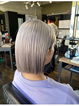 ガルボ ヘアー(garbo hair) 視線を独り占めグレージュハイトーンボブ