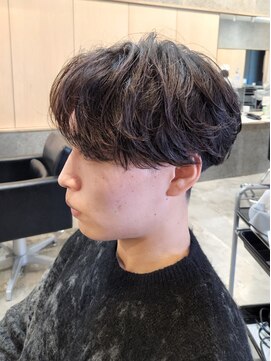 ヒュイル バイ ニアウ(Hwyl by Niau) メンズマッシュセンターパートスパイラルパーマニュアンスパーマ