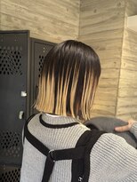 ヲタク(wotaku.)&nbsp;アンブレラカラールーツカラー裾カラーブリーチ切りっぱなしボブ