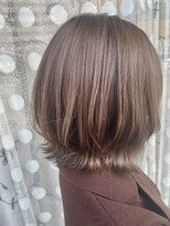 サリュー バイ イザ(Salut by IZA)&nbsp;ベージュ系カラー似合わせカットミディアム外ハネ