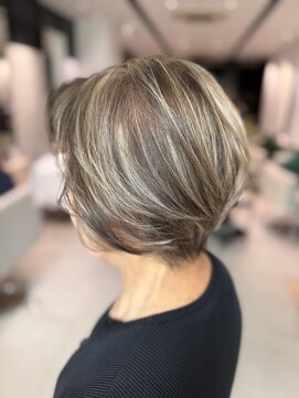 ステア ケース(stair case) ハイライト&ローライトでボリュームアップ 白髪活かしカラー