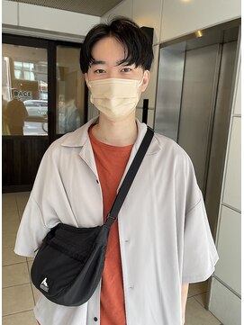 ヌープヘアーアイス(NUUP.hair ici) 毛流れハンサムショートセンターパートメンズ黒髪爽やか