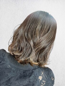 ルッカ(Rukka) ハイライト×イルミナカラー×プツっとミディアムボブ