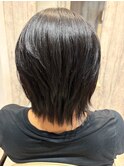 くびれシルエット×大人レイヤーウルフミディアム