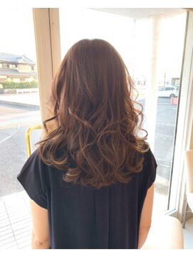 ヘアステージ スプール(HAIRSTAGE SPOOL) ミルクティーブラウン レイヤースタイル