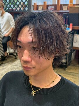 ジェットブラックキューサンロク(JET BLACK 936) ハネ感を操る、立体シルエットの波巻きカスタムパーマ