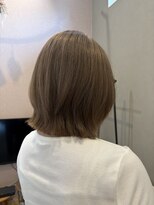 ベース(Base)&nbsp;くすみベージュカラーとレイヤーボブ