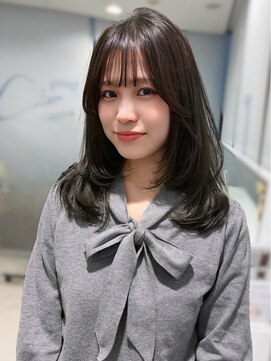 エアー 青山(AIR) セミロング　レイヤーカット　顔周り　シースルーバング　ツヤ髪