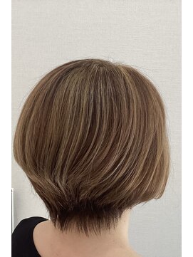 フラップ(Flap) 前下がり大人ショートボブ