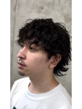 大人の波巻きスパイラルパーマミディアムロングンズカットヘア