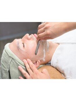 髭剃りや眉剃りだけではありません！潤いパックやフェイシャルエステで、明るい印象のお肌に★