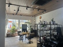 ヨーク(YOHC)の雰囲気（【店内写真１】大きい窓から自然光が入って気持ちがいいです）