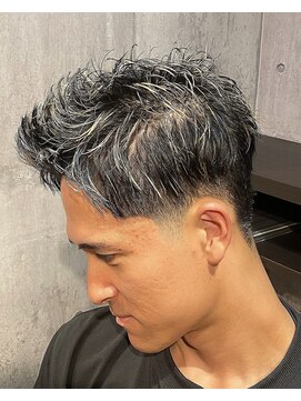スウェルホワイト(SWELL WHITE) テーパーフェード×ハイライトスパイキーショート