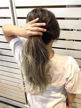 オアフ(Oahu) バレイヤージュ×グレージュロングヘア