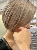 大人ガーリーブロンドベージュセンターパートショートボブ