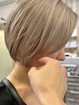 リノショアーズ 元町店(RINOSHORES)&nbsp;大人ガーリーブロンドベージュセンターパートショートボブ