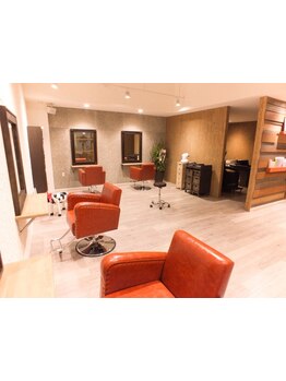 アットホームな雰囲気と幅広い提案が人気の秘密♪髪のお悩みも相談しやすいから、理想も思いのまま☆