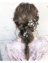 kotona【コトナ】&nbsp;結婚式ゲストお呼ばれヘアセット編み下ろしダウンスタイル