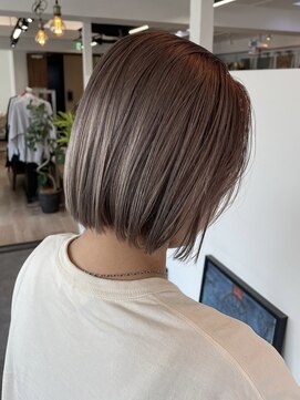 ヒビヲ(HIBIO) タッセルボブハイトーン切りっぱなしボブミルクティーベージュ